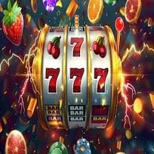 မြန်မာနိုင်ငံတွင် မိုဘိုင်းဖုန်းဖြင့် JDBKK App ကစားနေသော မြင်ကွင်း